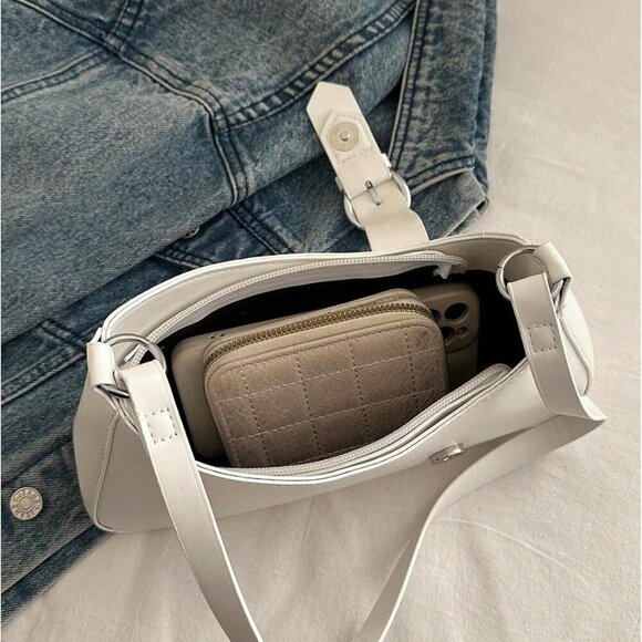 Fashion-Forward Women's Faux Leather Crescent Handbag with Spacious Interior - Picture 4 of 6